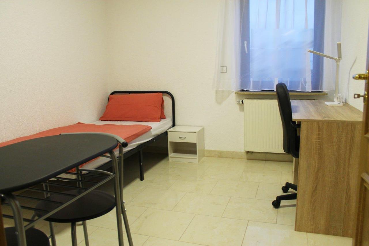 Spacious Apartment In Industrial Area Лудвигсбург Екстериор снимка